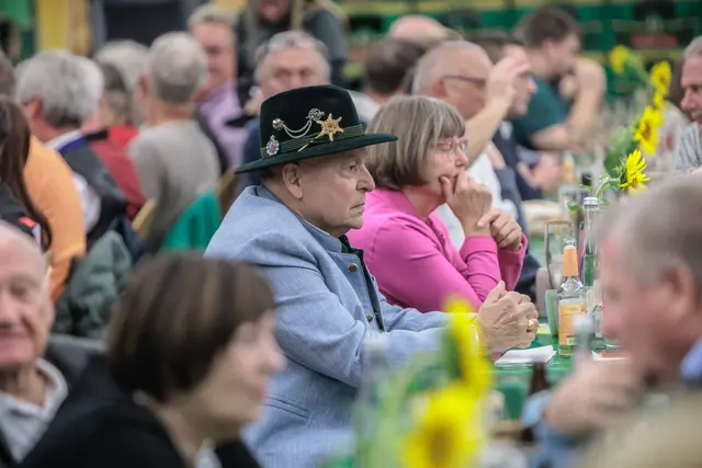 Beim Bellheimer Bockbierfest genießen die Gäste den Abend, kommen miteinander ins Gespräch und feiern gemeinsam in geselliger Runde. | Foto: Paul Needham