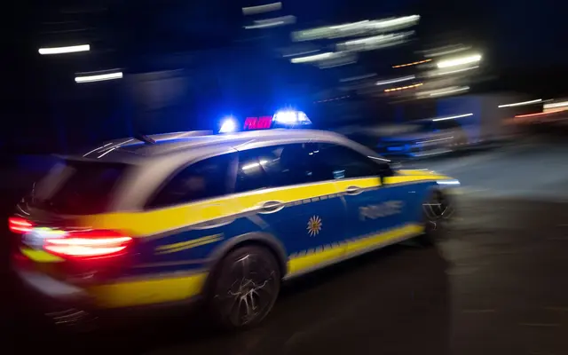 In Dischingen hielt ein verletzter und blutüberströmter Mann eine Autofahrerin an und bat um Hilfe. (Symbolbild)  | Foto: Marijan Murat/dpa