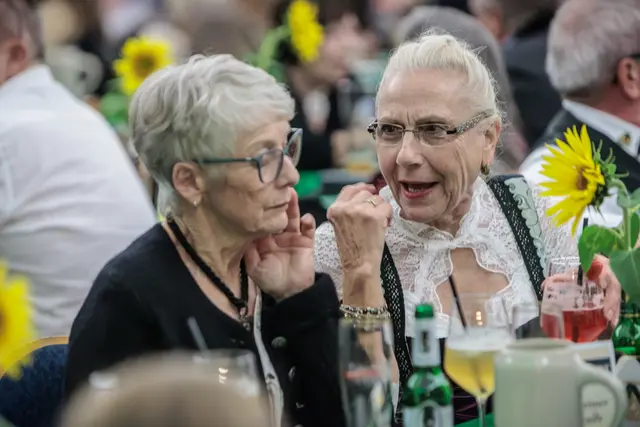 Begeisterte Gäste feiern beim 24. Bellheimer Bockbierfest in der Festhalle. | Foto: Paul Needham