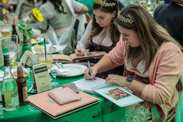 Weitere Hoheiten und Repräsentanten befreundeter Gemeinden beim 24. Bellheimer Bockbierfest. | Foto: Paul Needham