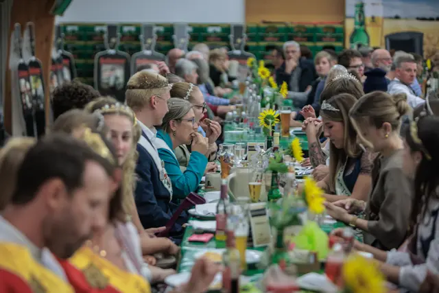 Beim Bellheimer Bockbierfest genießen die Gäste den Abend, kommen miteinander ins Gespräch und feiern gemeinsam in geselliger Runde. | Foto: Paul Needham