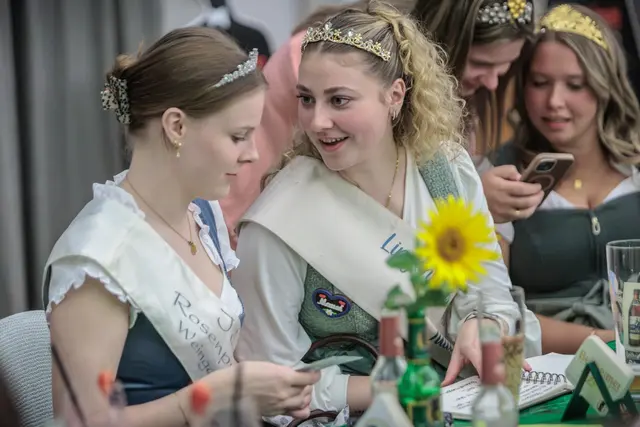 Weitere Hoheiten und Repräsentanten befreundeter Gemeinden beim 24. Bellheimer Bockbierfest. | Foto: Paul Needham