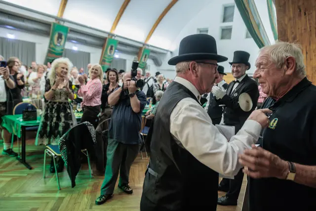 Beim Bellheimer Bockbierfest genießen die Gäste den Abend, kommen miteinander ins Gespräch und feiern gemeinsam in geselliger Runde. | Foto: Paul Needham