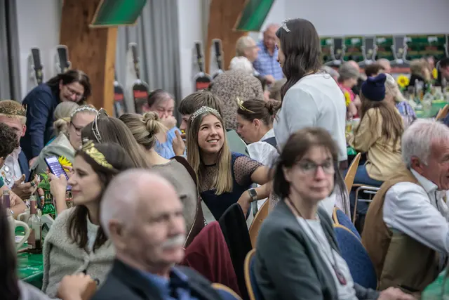 Beim Bellheimer Bockbierfest genießen die Gäste den Abend, kommen miteinander ins Gespräch und feiern gemeinsam in geselliger Runde. | Foto: Paul Needham
