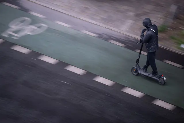 Der E-Scooter-Fahrer war nachts in Bingen unterwegs gewesen. (Symbolbild) | Foto: Hannes P Albert/dpa