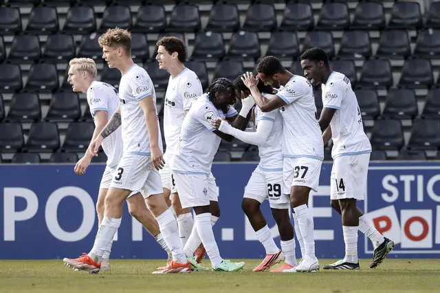 Seine SVW-Teamkollegen gratulieren Nolan Muteba N'Tumba (Nr. 29) zum 3:1. | Foto: Hetterich/PIX-Sportfotos