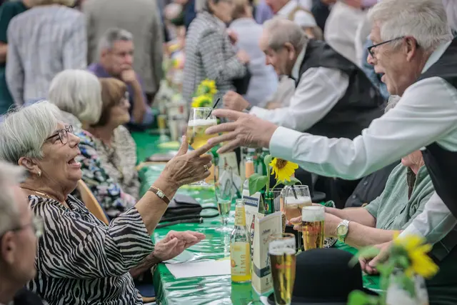 Begeisterte Gäste feiern beim 24. Bellheimer Bockbierfest in der Festhalle. | Foto: Paul Needham