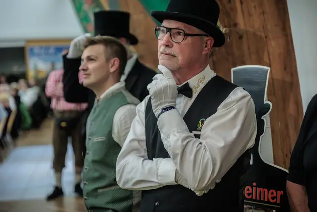 Beim Bellheimer Bockbierfest genießen die Gäste den Abend, kommen miteinander ins Gespräch und feiern gemeinsam in geselliger Runde. | Foto: Paul Needham