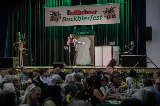 Die Bühnenshow sorgt beim 24. Bellheimer Bockbierfest für Unterhaltung und beste Feststimmung. | Foto: Paul Needham