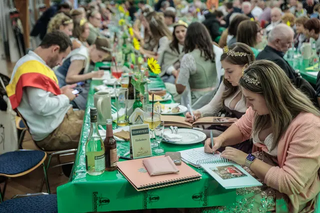 Weitere Hoheiten und Repräsentanten befreundeter Gemeinden beim 24. Bellheimer Bockbierfest. | Foto: Paul Needham