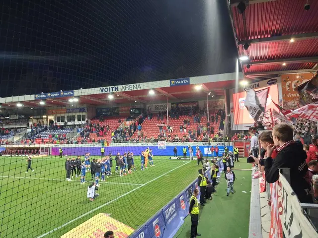 Die gut 1500 mitgereisten FCK-Fans feierten ihr Team nach Spielende | Foto: Frieder Mathis/gratis