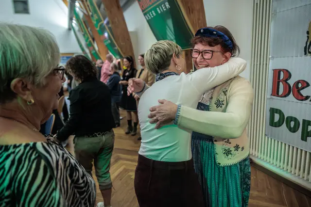 Beim Bellheimer Bockbierfest genießen die Gäste den Abend, kommen miteinander ins Gespräch und feiern gemeinsam in geselliger Runde. | Foto: Paul Needham