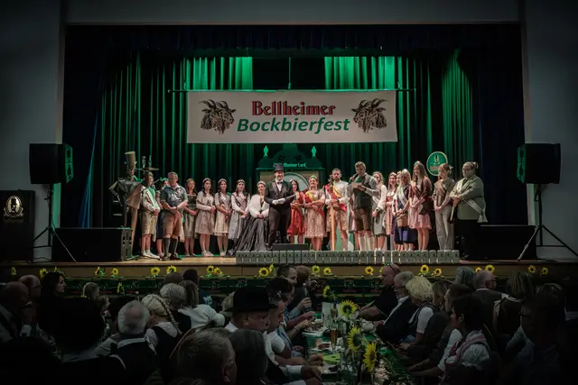Weitere Hoheiten und Repräsentanten befreundeter Gemeinden beim 24. Bellheimer Bockbierfest. | Foto: Paul Needham