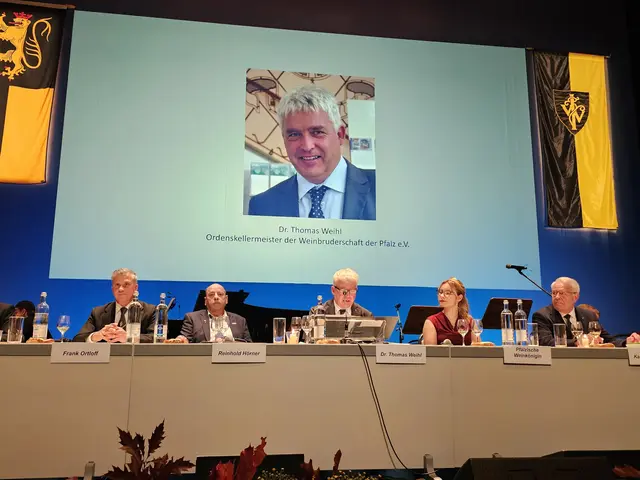 Ordenskellermeister Dr. Thomas Weihl und die neue Pfälzische Weinkönigin Emely Mugler | Foto: Michael Landgraf