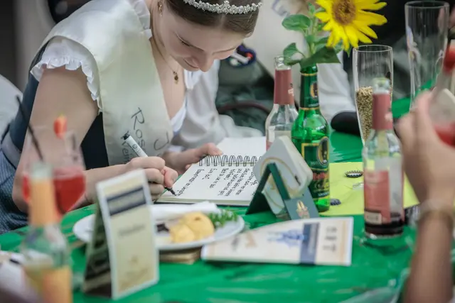 Weitere Hoheiten und Repräsentanten befreundeter Gemeinden beim 24. Bellheimer Bockbierfest. | Foto: Paul Needham