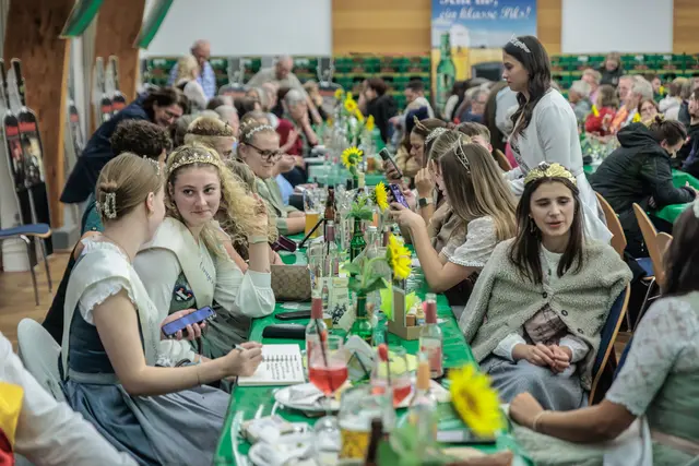 Weitere Hoheiten und Repräsentanten befreundeter Gemeinden beim 24. Bellheimer Bockbierfest. | Foto: Paul Needham