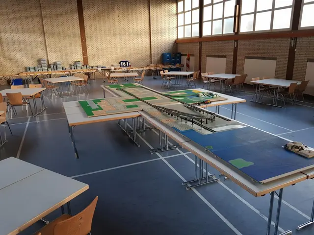 Im Volkshaus Neckarau bauen Kinder in den Herbstferien an drei Nachmittagen gemeinsam eine Lego-Stadt. | Foto: noch ohne die Bauwerke der Kinder - und das diesjährige Werbeplakat