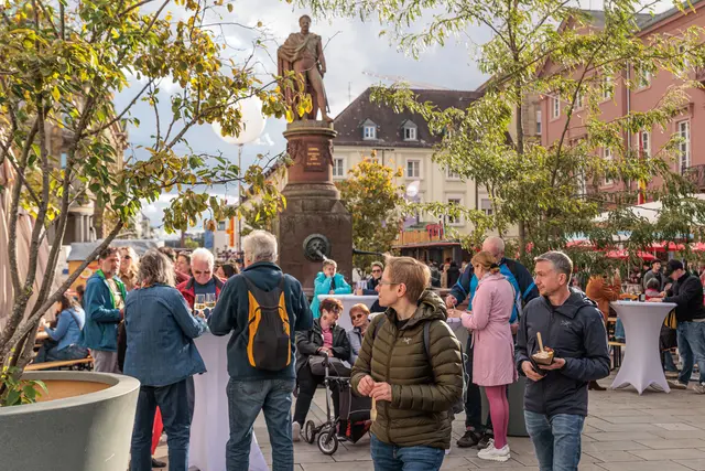 Das Karlsruher Stadtfest ist ein beliebter Treffpunkt, an dem sich Freunde und Familien begegnen und gemeinsam die besondere Atmosphäre in der Innenstadt genießen. | Foto: Paul Needham
