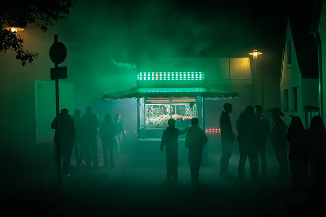 Treffpunkt Kerwe: Die Hagenbacher Kerwe bringt Menschen aus der Region zusammen und sorgt für gesellige Stunden inmitten des bunten Festtreibens. | Foto: Paul Needham