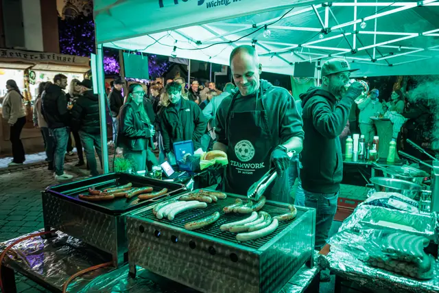Geselliges Miteinander: Auf der Hagenbacher Kerwe kommen Menschen zusammen, treffen Bekannte und genießen die gemeinsame Zeit. | Foto: Paul Needham