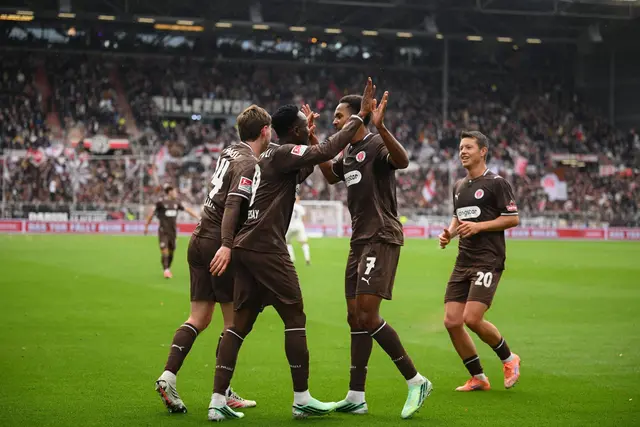 St. Pauli bejubelt den Treffer zum 1:0.  | Foto: Gregor Fischer/dpa