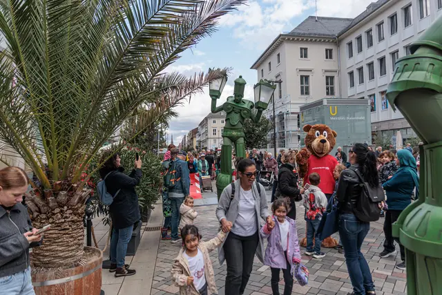 Besucher verbinden den Bummel über das Karlsruher Stadtfest mit einem Einkaufsbummel durch die Innenstadt. | Foto: Paul Needham