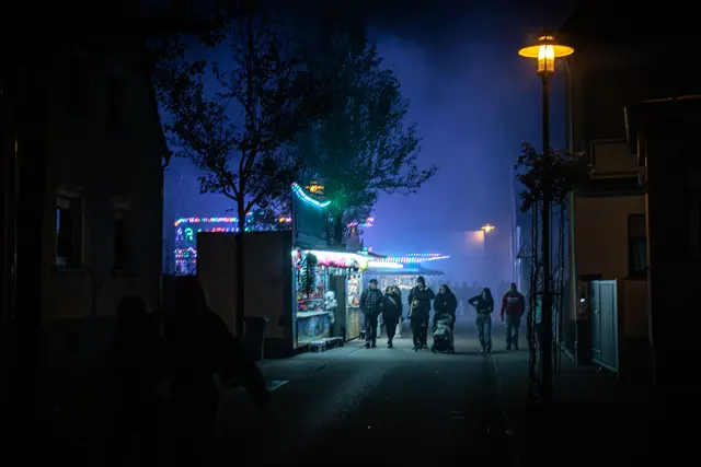 Buntes Kerwetreiben: Zwischen den verschiedenen Angeboten gibt es auf der Hagenbacher Kerwe viel zu entdecken. | Foto: Paul Needham