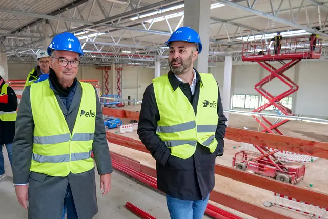 Verbandsbürgermeister Dr. Peter Degenhardt (links) und Stadtbürgermeister Mattia De Fazio verschaffen sich beim Rundgang einen Eindruck vom Baufortschritt der neuen Elis-Großwäscherei. | Foto: Erik Stegner