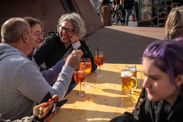 Die Besucher genießen beim Karlsruher Stadtfest die kulinarischen Angebote und lassen sich Speisen und Getränke in geselliger Atmosphäre schmecken. | Foto: Paul Needham