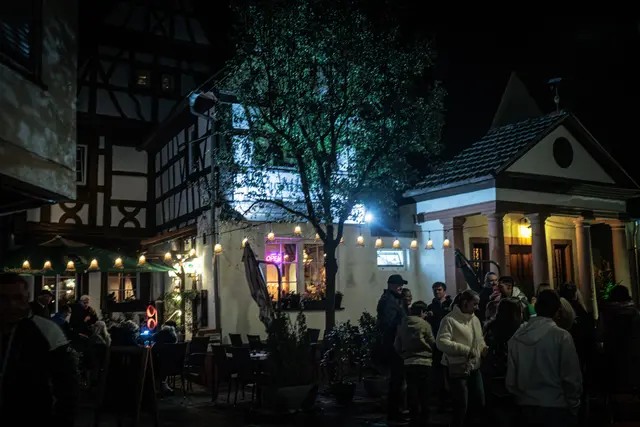 Geselliges Miteinander: Auf der Hagenbacher Kerwe kommen Menschen zusammen, treffen Bekannte und genießen die gemeinsame Zeit. | Foto: Paul Needham