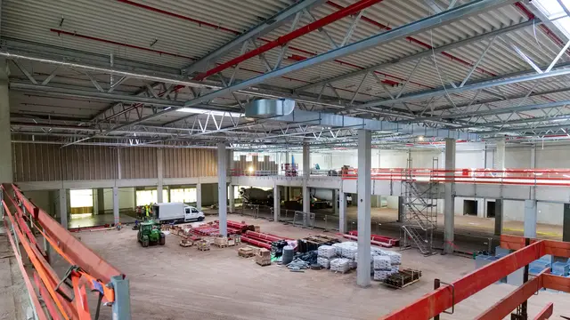 Der Blick von der oberen Ebene verdeutlicht die Dimensionen des Neubaus. Auf rund 10.000 Quadratmetern entsteht die neue Produktionsanlage von Elis in Landstuhl. | Foto: Erik Stegner