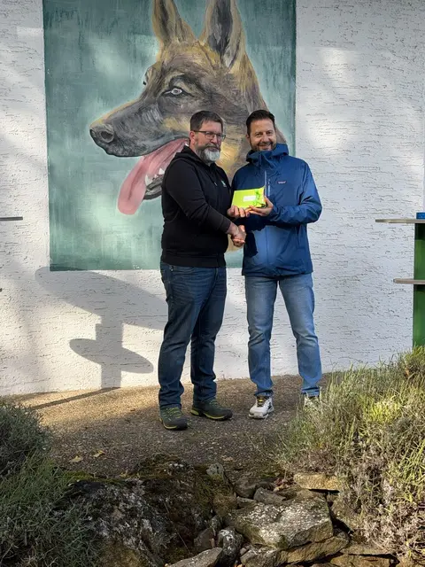 Bergmeister Mimmo Scarmato und der 1. Vorsitzende des Grünstadter Hundevereins, Andreas Beck. | Foto: Manuel Lutz
