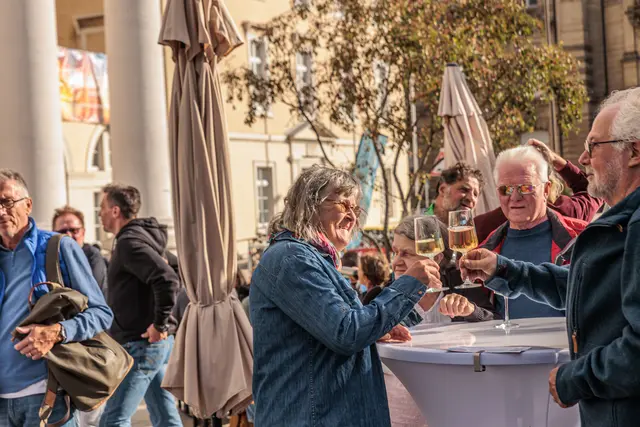 Die Besucher genießen beim Karlsruher Stadtfest die kulinarischen Angebote und lassen sich Speisen und Getränke in geselliger Atmosphäre schmecken. | Foto: Paul Needham