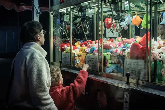 Kerwe-Atmosphäre genießen: Bei einem Bummel über das Festgelände lassen sich die Besucher vom bunten Treiben und der geselligen Stimmung mitreißen. | Foto: Paul Needham