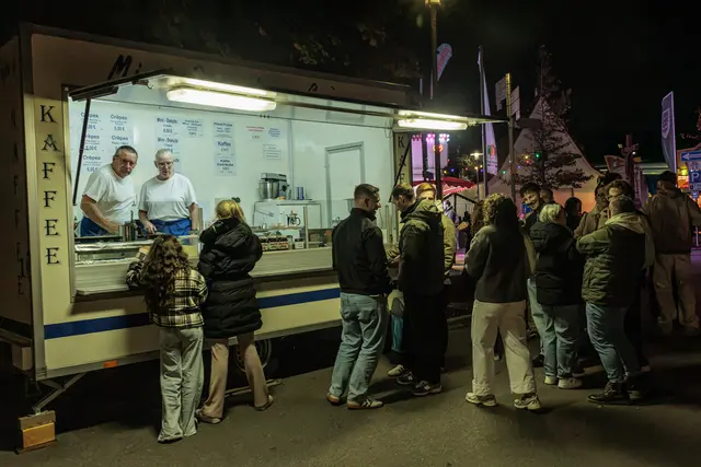 Geselliges Miteinander: Auf der Hagenbacher Kerwe kommen Menschen zusammen, treffen Bekannte und genießen die gemeinsame Zeit. | Foto: Paul Needham