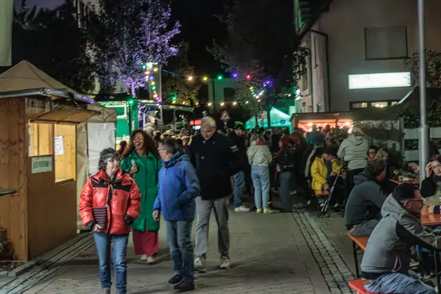 Geselliges Miteinander: Auf der Hagenbacher Kerwe kommen Menschen zusammen, treffen Bekannte und genießen die gemeinsame Zeit. | Foto: Paul Needham