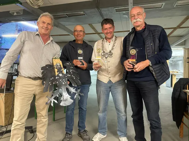 v.l.nr. 2.Vorsitzender Marcus Perron, 1. Ritter Jerry Oberlin Schützenkönig Alexander Wieser, 2. Ritters Günter Serfas. | Foto: Alexander Wieser