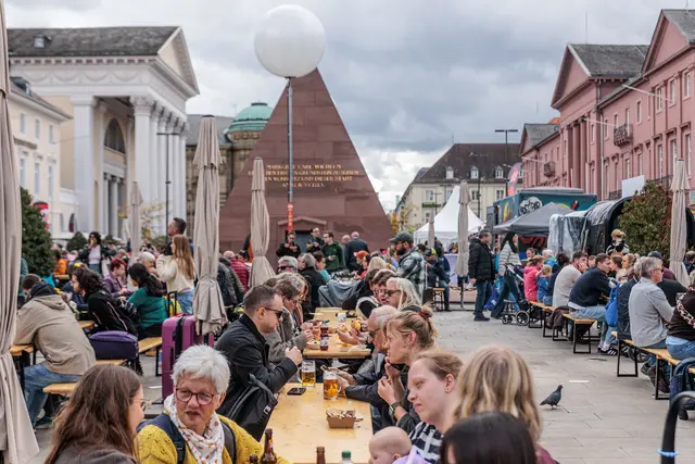 Die Besucher genießen beim Karlsruher Stadtfest die kulinarischen Angebote und lassen sich Speisen und Getränke in geselliger Atmosphäre schmecken. | Foto: Paul Needham