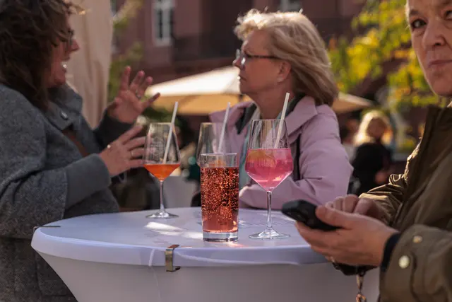 Die Besucher genießen beim Karlsruher Stadtfest die kulinarischen Angebote und lassen sich Speisen und Getränke in geselliger Atmosphäre schmecken. | Foto: Paul Needham
