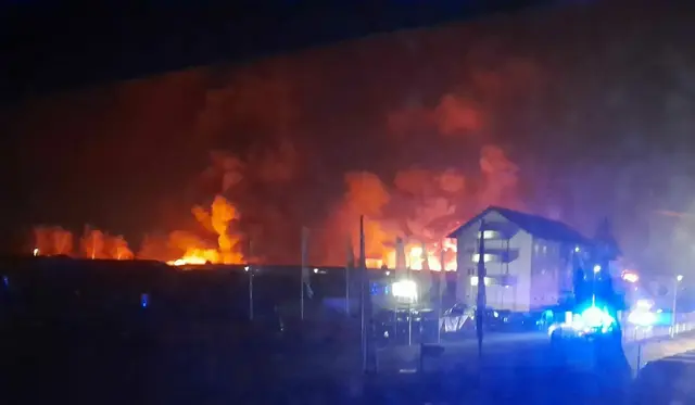 Flammen über dem Elis-Standort in Landstuhl: Der verheerende Großbrand im Dezember 2024 zerstörte weite Teile der Produktionsstätte | Foto: Archiv: Chapuls-Roux