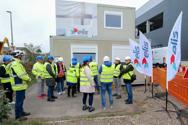 Treffpunkt und Endpunkt des Baustellenrundgangs: Vor dem provisorischen Elis-Büro tauschten sich die Teilnehmer über den Neubau und die Zukunft des Landstuhler Standorts aus. | Foto: Erik Stegner