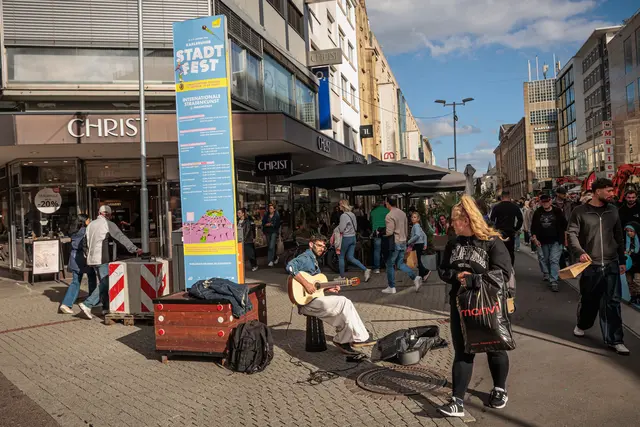 Live-Musik, Straßenkunst und buntes Treiben: Das Karlsruher Stadtfest lockte am Samstag, 10. Oktober 2026, in die Innenstadt.  | Foto: Paul Needham