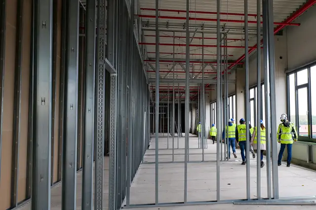 Auch im künftigen Bürotrakt schreiten die Arbeiten voran. Beim Rundgang erhielt die Delegation Einblicke in die bereits erkennbaren Raumstrukturen des Neubaus. | Foto: Erik Stegner