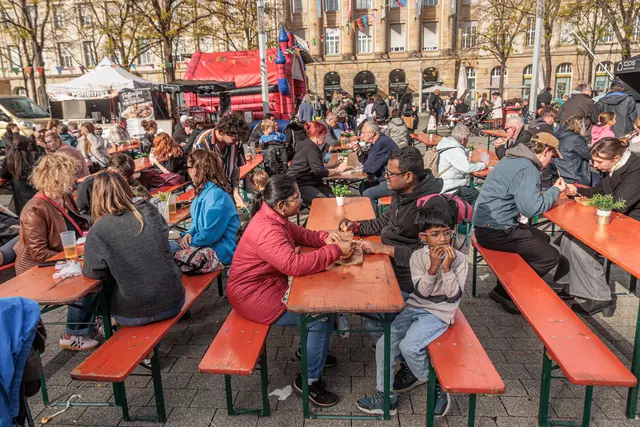 Live-Musik, Straßenkunst und buntes Treiben: Das Karlsruher Stadtfest lockte am Samstag, 10. Oktober 2026, in die Innenstadt.  | Foto: Paul Needham