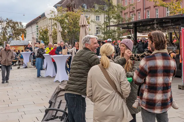 Das Karlsruher Stadtfest ist ein beliebter Treffpunkt, an dem sich Freunde und Familien begegnen und gemeinsam die besondere Atmosphäre in der Innenstadt genießen. | Foto: Paul Needham