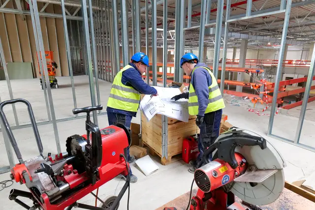 Auch im künftigen Bürotrakt wird kräftig gearbeitet: Handwerker bereiten den weiteren Innenausbau der neuen Elis-Großwäscherei vor.  | Foto: Erik Stegner