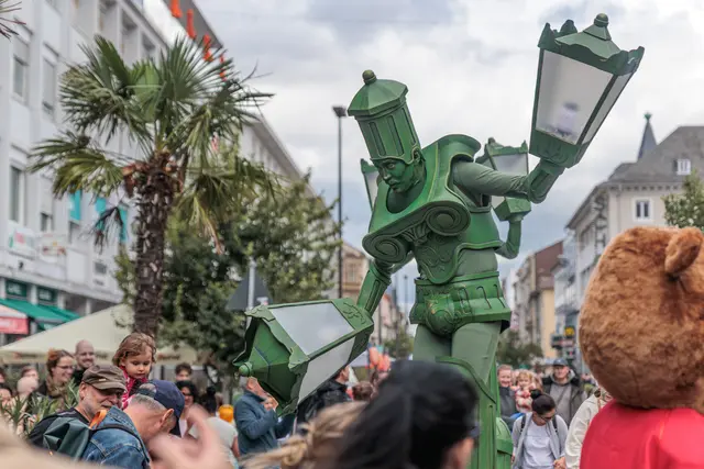 Live-Musik, Straßenkunst und buntes Treiben: Das Karlsruher Stadtfest lockte am Samstag, 10. Oktober 2026, in die Innenstadt. Unsere Bildergalerie zeigt die Eindrücke vom Fest. | Foto: Paul Needham