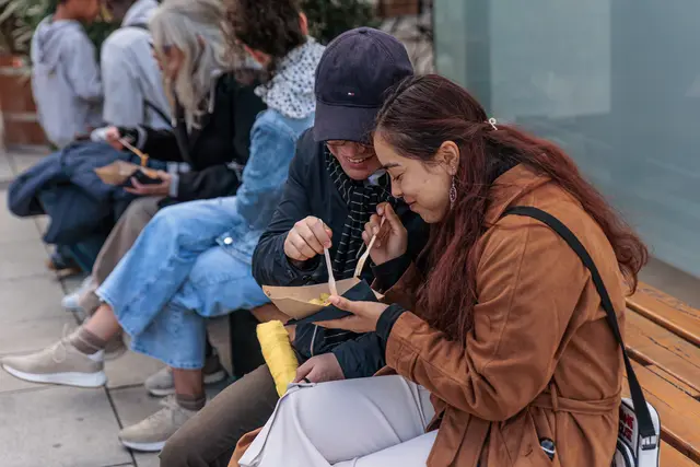 Die Besucher genießen beim Karlsruher Stadtfest die kulinarischen Angebote und lassen sich Speisen und Getränke in geselliger Atmosphäre schmecken. | Foto: Paul Needham