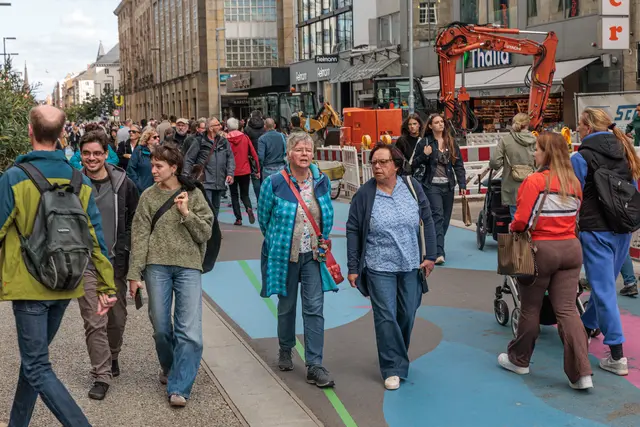 Besucher verbinden den Bummel über das Karlsruher Stadtfest mit einem Einkaufsbummel durch die Innenstadt. | Foto: Paul Needham