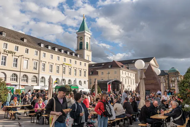 Das Karlsruher Stadtfest ist ein beliebter Treffpunkt, an dem sich Freunde und Familien begegnen und gemeinsam die besondere Atmosphäre in der Innenstadt genießen. | Foto: Paul Needham